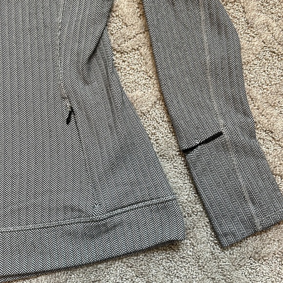 Lululemon Think Fast Ling Sleeve - size 10 - Heathered Herringbone Black/Slate - Picture 4 of 6